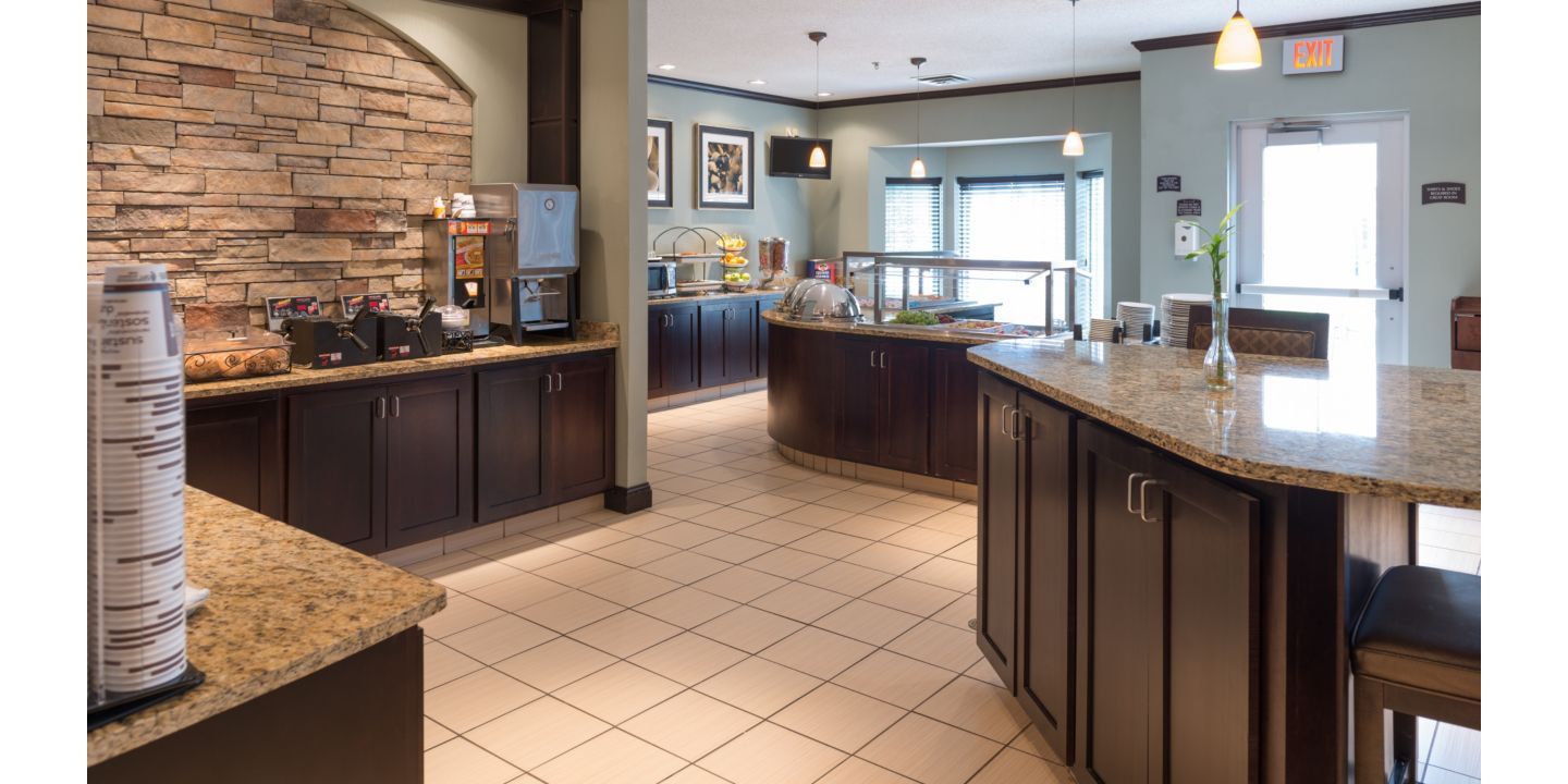 Start each day right with our free hot breakfast buffet.  Enjoy some of your favorites.  Fresh baked blueberry muffins, fresh fruit, eggs, breakfast meats, build your own yogurt parfaits and much much more.....